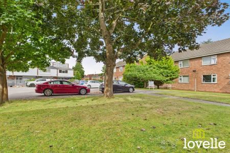 2 bedroom Flat for sale in Greendale Court, Cottingham, East Riding of Yorkshire, HU16