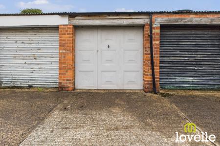 3 bedroom Semi-detached house for sale in Oakdale Avenue, Willerby, East Riding of Yorkshire, HU10