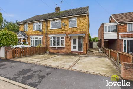 3 bedroom Semi-detached house for sale in Oakdale Avenue, Willerby, East Riding of Yorkshire, HU10