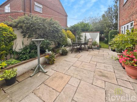 4 bedroom Detached house for sale in Front Street, East Stockwith, DN21