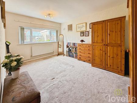 2 bedroom Detached bungalow for sale in Marlow Road, Gainsborough, DN21