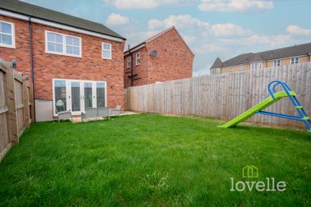 3 bedroom Semi-detached house for sale in Parkside Way, Gainsborough, DN21
