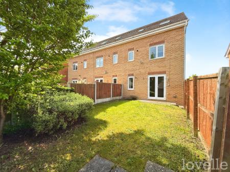 3 bedroom Town house for sale in Sunningdale Way, Gainsborough, DN21