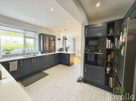 2 bedroom Detached bungalow for sale in Ulster Road, Gainsborough, DN21