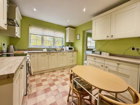 2 bedroom Detached bungalow for sale in Lodge Lane, Upton, DN21