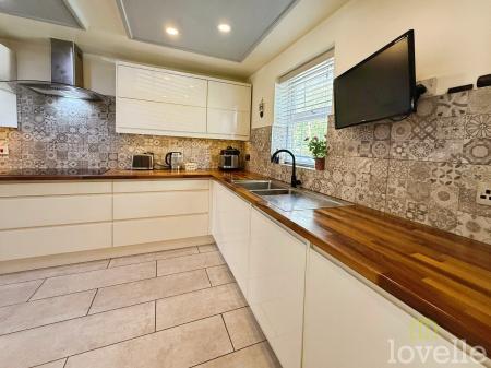 4 bedroom Detached house for sale in Ling Drive, Gainsborough, DN21