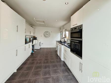 3 bedroom Detached bungalow for sale in Beechwood Drive, Scotter, DN21