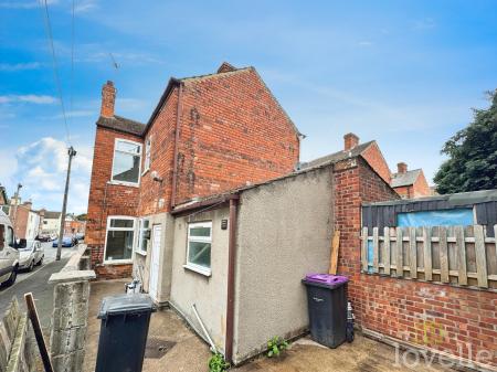 3 bedroom End of terrace house for sale in Curzon Street, Gainsborough, DN21