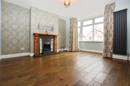 3 bedroom Semi-detached house to let in Sandsfield Lane, Gainsborough, DN21