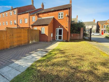 2 bedroom End of terrace house to let in Church Street, Gainsborough, DN21