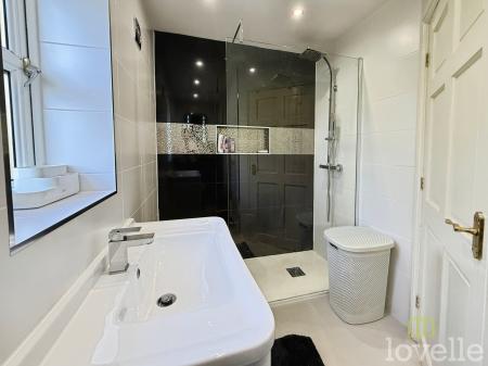 5 bedroom Detached house for sale in Chapel Close, Misterton, DN10