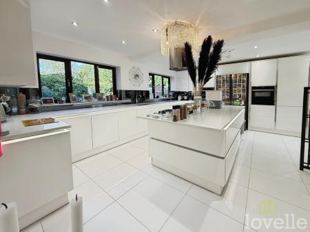 5 bedroom Detached house for sale in Chapel Close, Misterton, DN10