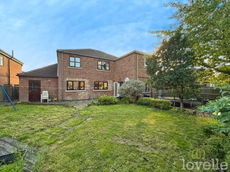 5 bedroom Detached house for sale in Chapel Close, Misterton, DN10