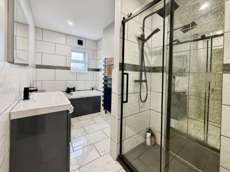 4 bedroom Semi-detached house for sale in Sandsfield Lane, Gainsborough, DN21