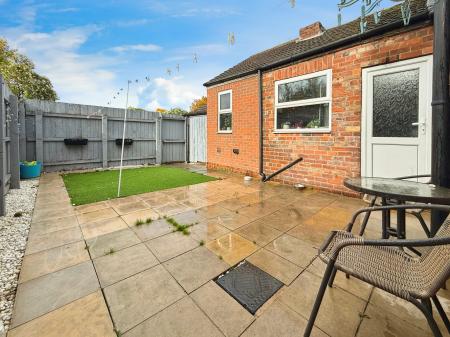 4 bedroom Semi-detached house for sale in Sandsfield Lane, Gainsborough, DN21