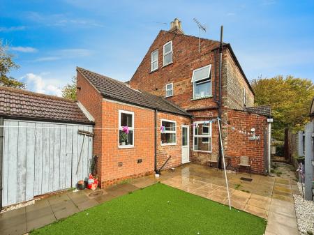 4 bedroom Semi-detached house for sale in Sandsfield Lane, Gainsborough, DN21