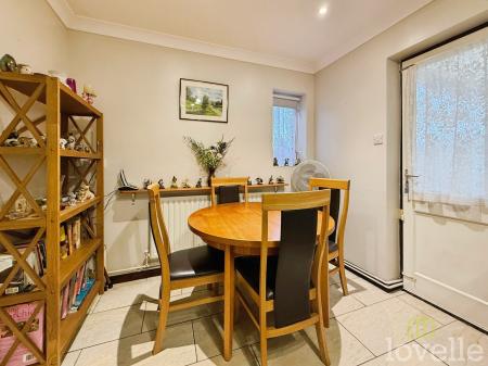 3 bedroom Semi-detached house for sale in Queensfield, Gainsborough, DN21