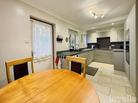 3 bedroom Semi-detached house for sale in Queensfield, Gainsborough, DN21