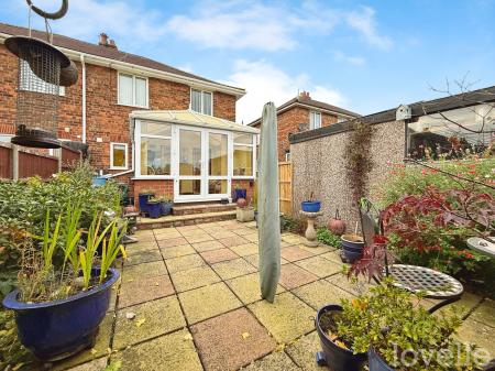 3 bedroom Semi-detached house for sale in Queensfield, Gainsborough, DN21