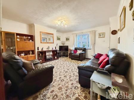 3 bedroom Semi-detached house for sale in Queensfield, Gainsborough, DN21