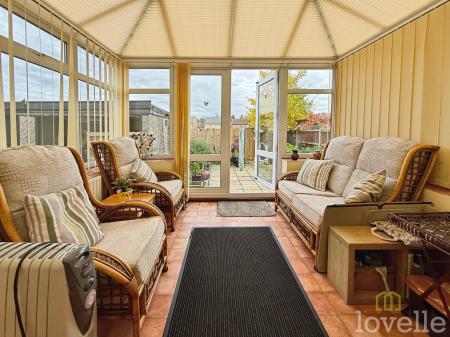 3 bedroom Semi-detached house for sale in Queensfield, Gainsborough, DN21