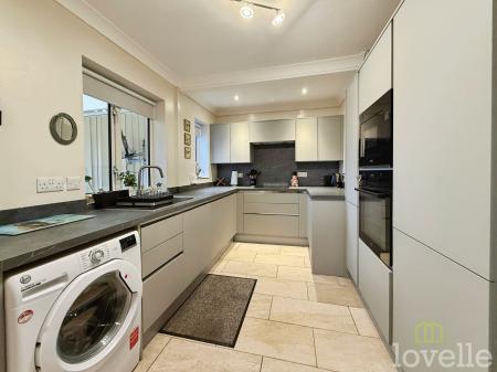 3 bedroom Semi-detached house for sale in Queensfield, Gainsborough, DN21