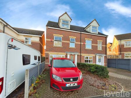 4 bedroom Semi-detached house for sale in Heron Drive, Gainsborough, DN21