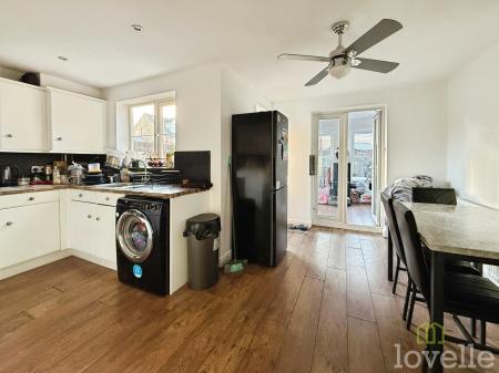 4 bedroom Semi-detached house for sale in Heron Drive, Gainsborough, DN21