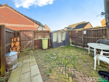 4 bedroom Semi-detached house for sale in Heron Drive, Gainsborough, DN21