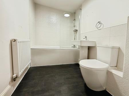 2 bedroom Flat to let in Brewster Road, Gainsborough, DN21