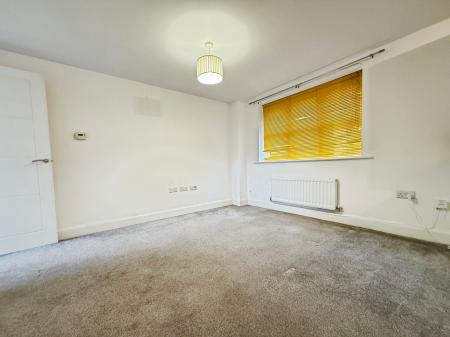 2 bedroom Flat to let in Brewster Road, Gainsborough, DN21