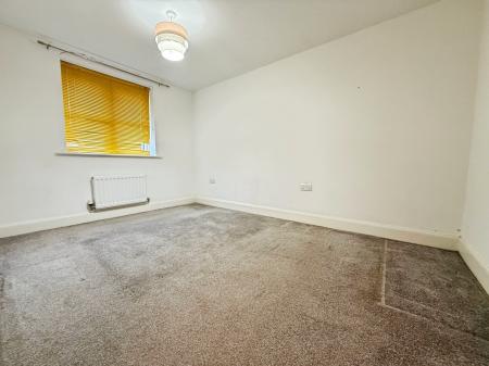 2 bedroom Flat to let in Brewster Road, Gainsborough, DN21