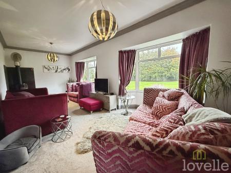 4 bedroom Detached bungalow for sale in Stockwith Road, Misterton, DN10