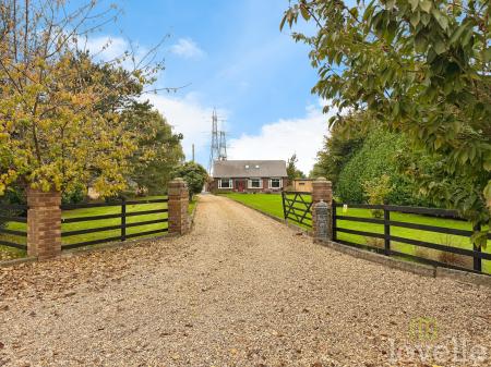 4 bedroom Detached bungalow for sale in Stockwith Road, Misterton, DN10