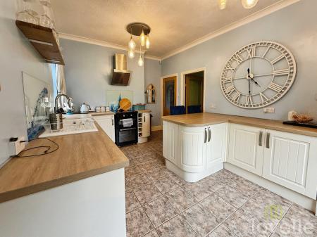 4 bedroom Detached bungalow for sale in Stockwith Road, Misterton, DN10