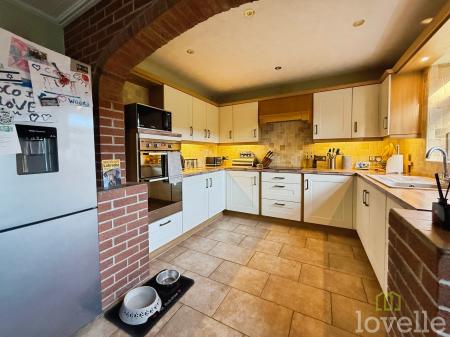 4 bedroom Detached house for sale in Morton Road, Laughton, DN21