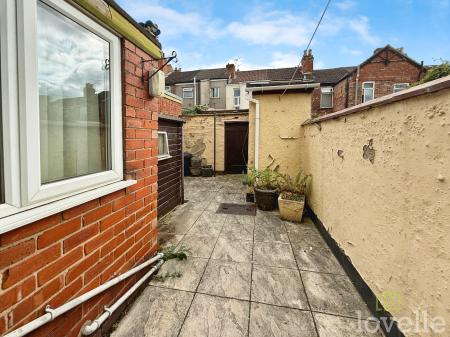 2 bedroom Terraced House for sale in Lewis Street, Gainsborough, DN21
