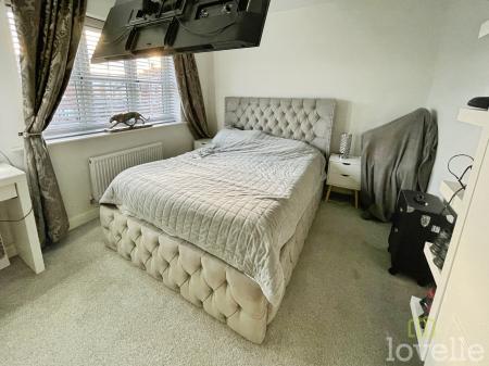 3 bedroom Semi-detached house for sale in Swale Drive, Gainsborough, DN21