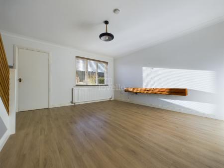 3 bedroom Semi-detached house to let in Pingle Close, Gainsborough, DN21