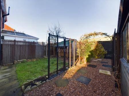 3 bedroom Semi-detached house to let in Pingle Close, Gainsborough, DN21