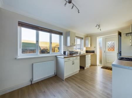 3 bedroom Semi-detached house to let in Pingle Close, Gainsborough, DN21