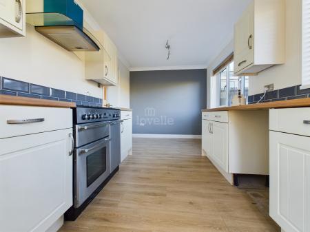 3 bedroom Semi-detached house to let in Pingle Close, Gainsborough, DN21