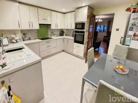 2 bedroom Semi-detached house for sale in Swallow Close, Gainsborough, DN21