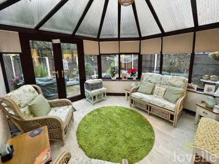 2 bedroom Semi-detached house for sale in Swallow Close, Gainsborough, DN21