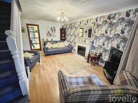 2 bedroom Semi-detached house for sale in Swallow Close, Gainsborough, DN21