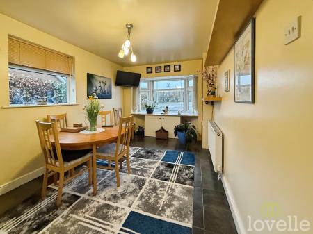 3 bedroom Semi-detached house for sale in Middlefield Lane, Gainsborough, DN21