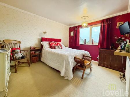 3 bedroom Semi-detached house for sale in Middlefield Lane, Gainsborough, DN21