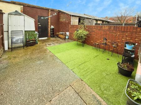 2 bedroom Terraced House for sale in Etherington Street, Gainsborough, DN21