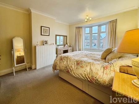 3 bedroom Semi-detached house for sale in Northolme, Gainsborough, DN21