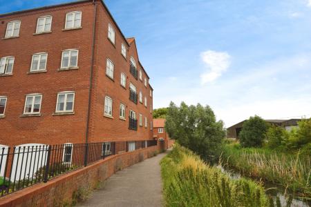 2 bedroom Flat for sale in Canal Close, Louth, LN11